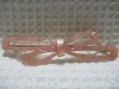 ラメ入り樹脂製のリボン型　ゴールドバレッタ　ピンク系