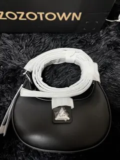 CHARLES & KEITHトライアングルバックル ベルトショルダーバッグ。