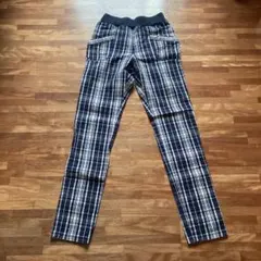 ネイビーとホワイトのチェック柄カジュアルパンツ