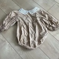 ベージュ レース付き襟 ロンパース