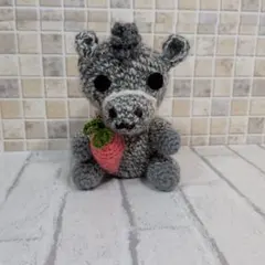 あみぐるみ グレーの子馬 にんじん付き　ハンドメイド　ぬいぐるみ　干支のサムネイル