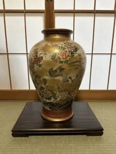 九谷焼　花と鳥のデザイン壺
