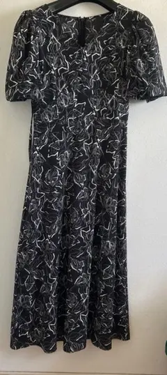 グレイル　ウエストリボン花柄Vネックフレアワンピース　ブラック　ホワイト