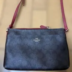 COACH 黒と赤のレザーショルダーバッグ