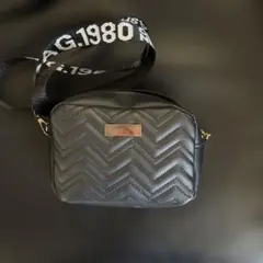 ブラックショルダーバッグ ジグザグキルティング