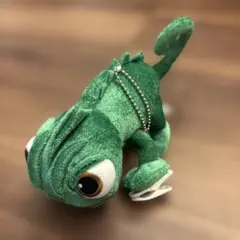 パスカル （ディズニー ラプンツェル） 肩のせ ぬいぐるみ