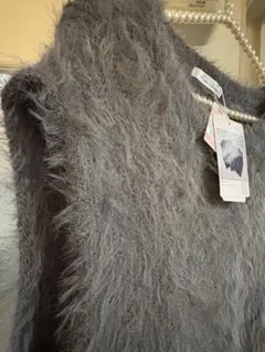 しまむら　チャコールグレー　大人フェザーベスト　レイヤードスタイル