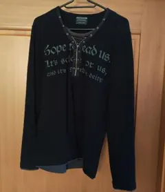 （値下げ！）NICOLE CLUB 黒の長袖シャツ 文字プリント付き