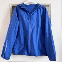 ユニクロ　ポケッタブルパーカー　150㎝　ブルー