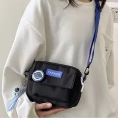 ショルダーバッグ　缶バッジ　黒　青　ブルー　ロゴ　カジュアル　シンプル