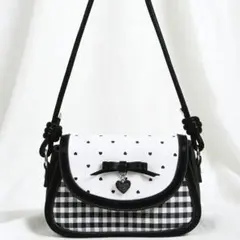 ショルダーバッグ 白黒チェック ハートチャーム