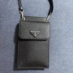 PRADA / サフィアーノ トライアングルロゴ スマホショルダーバッグ