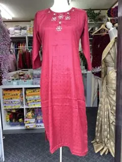 赤の刺繍七分袖ワンピース