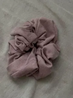 薄いピンクのヘアシュシュ