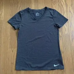 Nike 黒と白のストライプ VネックTシャツ