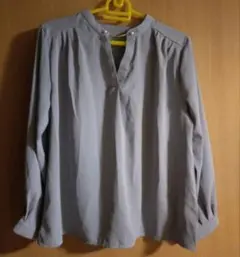 ライトグレー 長袖シャツ パールボタン付き