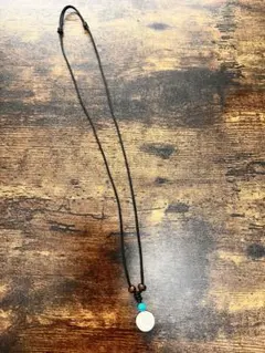 シンプルな貝殻とターコイズのネックレス