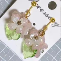 薄ピンク花モチーフのイヤリング