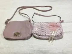 ピンク色のパーティバッグとショルダーバッグ