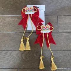 リボンとタッセル付きヘアアクセサリー