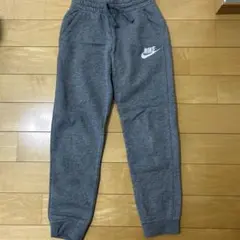 美品　Nike グレー 長ズボン 150くらい