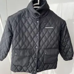 黒いキルティングダウンコート