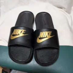 NIKE シャワーサンダル ブラック ゴールドのサムネイル