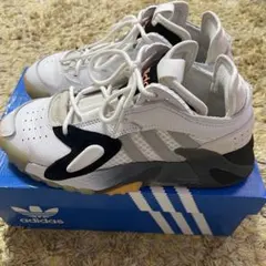 アディダス　adidas ストリートボール　スニーカー　23.5㎝