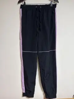 【トレンド】FOREVER21 ナイロン トラックパンツ 黒×紫 Mサイズのサムネイル