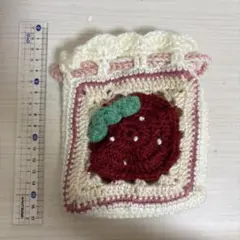 いちごモチーフの編み物巾着袋