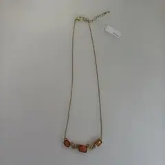 装飾的なピンク色石のゴールド色ネックレス