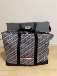 2026年最新】THOM BROWNE トートバッグの人気アイテム - メルカリ