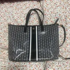 TORY BURCHトートバッグ ブラックとホワイト