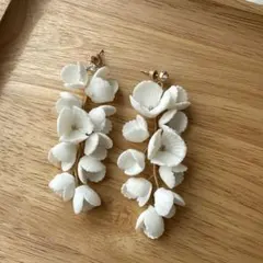 ホワイト フラワーモチーフ ロングピアス