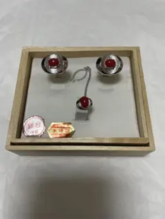 天然赤珊瑚のネクタイピンカフスボタンセット。銀台silver(シルバー)刻印あり