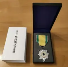自衛隊 第三級防衛功労章 桜デザイン バッジ（初期型） 412iKpp7MVL._UF350,350_QL50_.jpg
