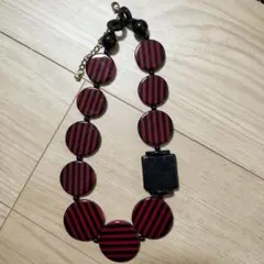 赤と黒のストライプ ネックレス
