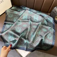 青と黒の装飾的な100%シルクスカーフ　絹製バンダナ　約 53cm エレガント