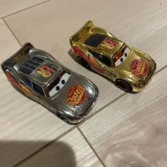 新品　カーズ ライトニングマックイーンミニカー シルバー ゴールド 2台セット