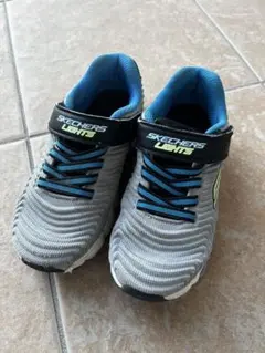 キッズスニーカー　１８センチ