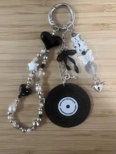 【No.4】ハートの白黒シルバーのビーズキーホルダー