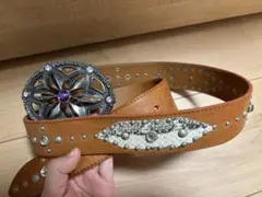 装飾的バックルのブラウンベルト