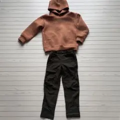 オレンジフード付きパーカーとカーゴパンツセット