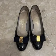 黒エナメルリボンパンプス 5 ½ C