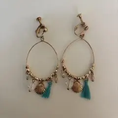 貝殻とタッセルのゴールドイヤリング