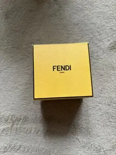 FENDI ロゴデザイン スタッドピアスのサムネイル