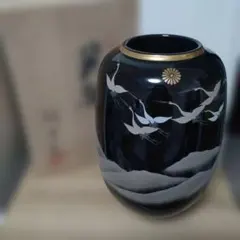 九谷焼　黒色　鶴デザイン　花瓶のサムネイル