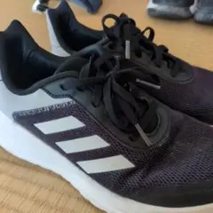 adidas キッズ スニーカー ブラック/ホワイト　23.5