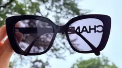 CHANEL サングラス ブラック ロゴ入りのサムネイル