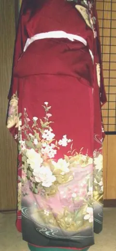 中古品難あり振袖　濃い目のローズ赤　Ｍサイズ